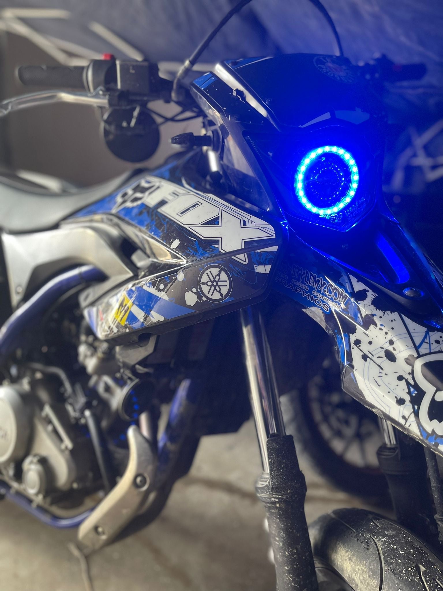 beleuchtung e bike yamaha SICKMOTOS LED Angel Eye RGBW V4 Scheinwerfer für Yamaha WR 125 X / R – – Sickmotos-Styles